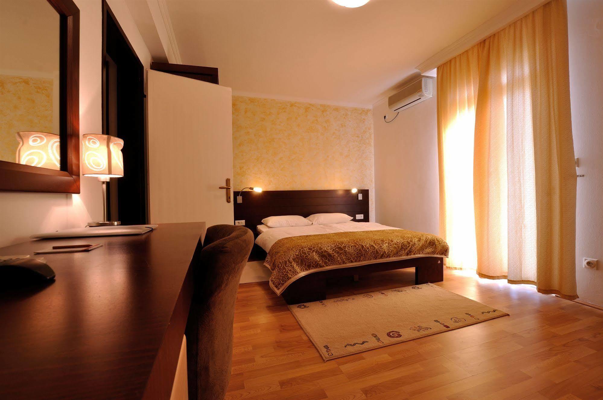 Vila Duric - Ex Hotel Duric Petrovac Екстериор снимка