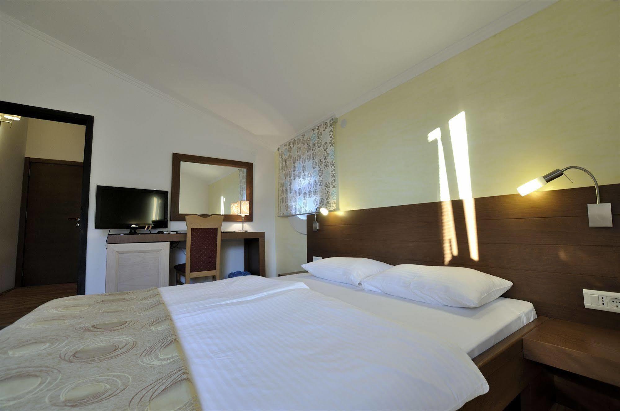 Vila Duric - Ex Hotel Duric Petrovac Екстериор снимка